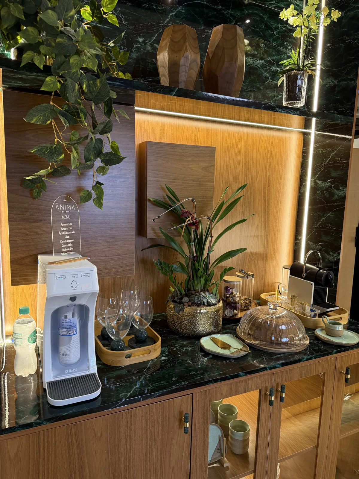 Bancada com café, água e xícaras na recepção da Ânima